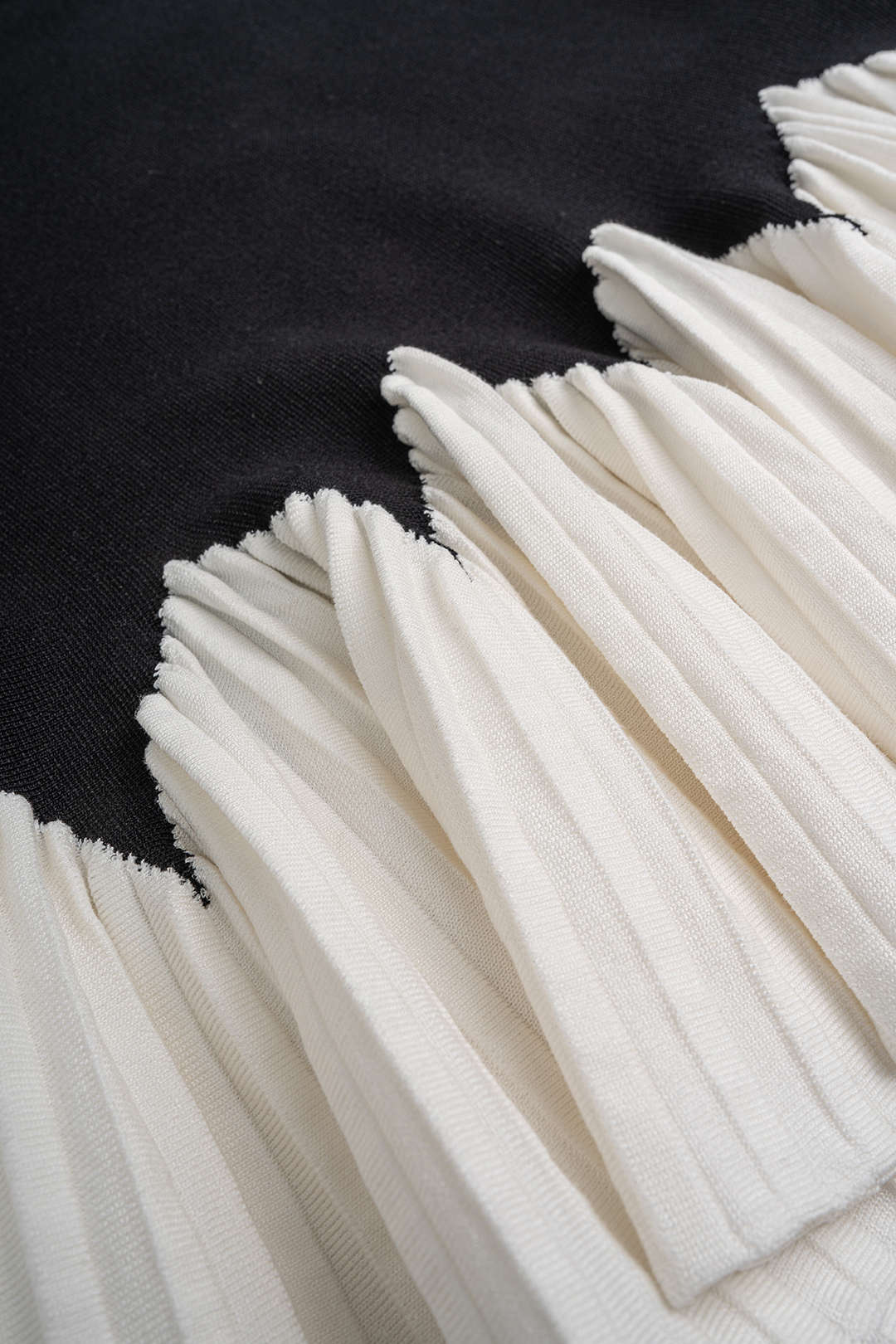 DressNovel Knit Round Neck Contrast Ruched Hem Sleeveless Mini Dress